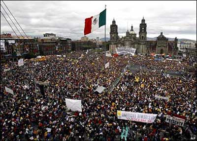 Hundreds of thousands gather to celebrate the swearing in of the real winner – López Obrador – of the presidential election in November 2006