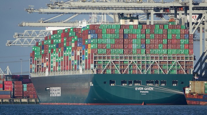 在鹿特丹港口的停泊的长赐号。巨型船舶的涌现，为全球港口带来了越来越多的基础设施问题。//图片来源：Kees Torn