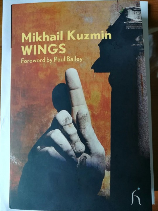 庫茲明於1906年出版的著作《羽翼》敘述了一名俄國青少年探索自己同性戀傾向的故事。 //圖片來源：公有領域