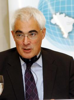 Alastair Darling and the British government continue to chuck money at the British banks in a desparate gamble to keep them afloat. Photo by Antonio Cruz, ABr.