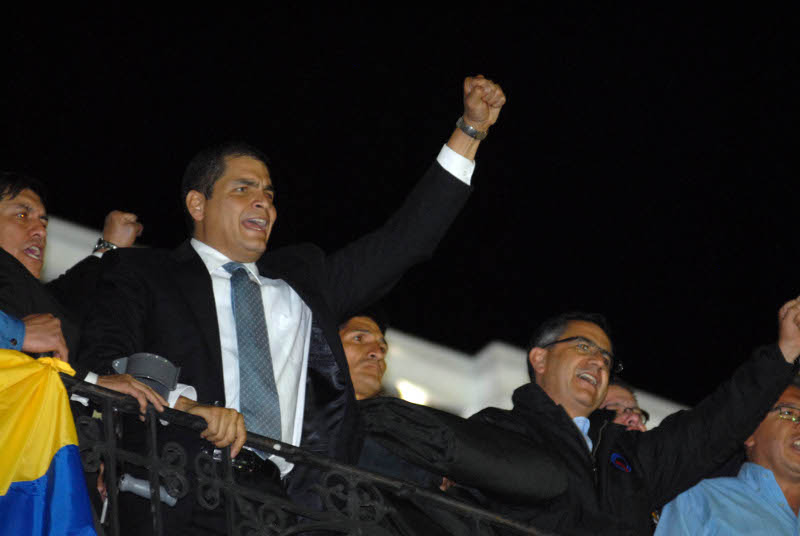 Rafael Correa speaking to the masses outside the presidential palace. Photo: Eduardo Santillán