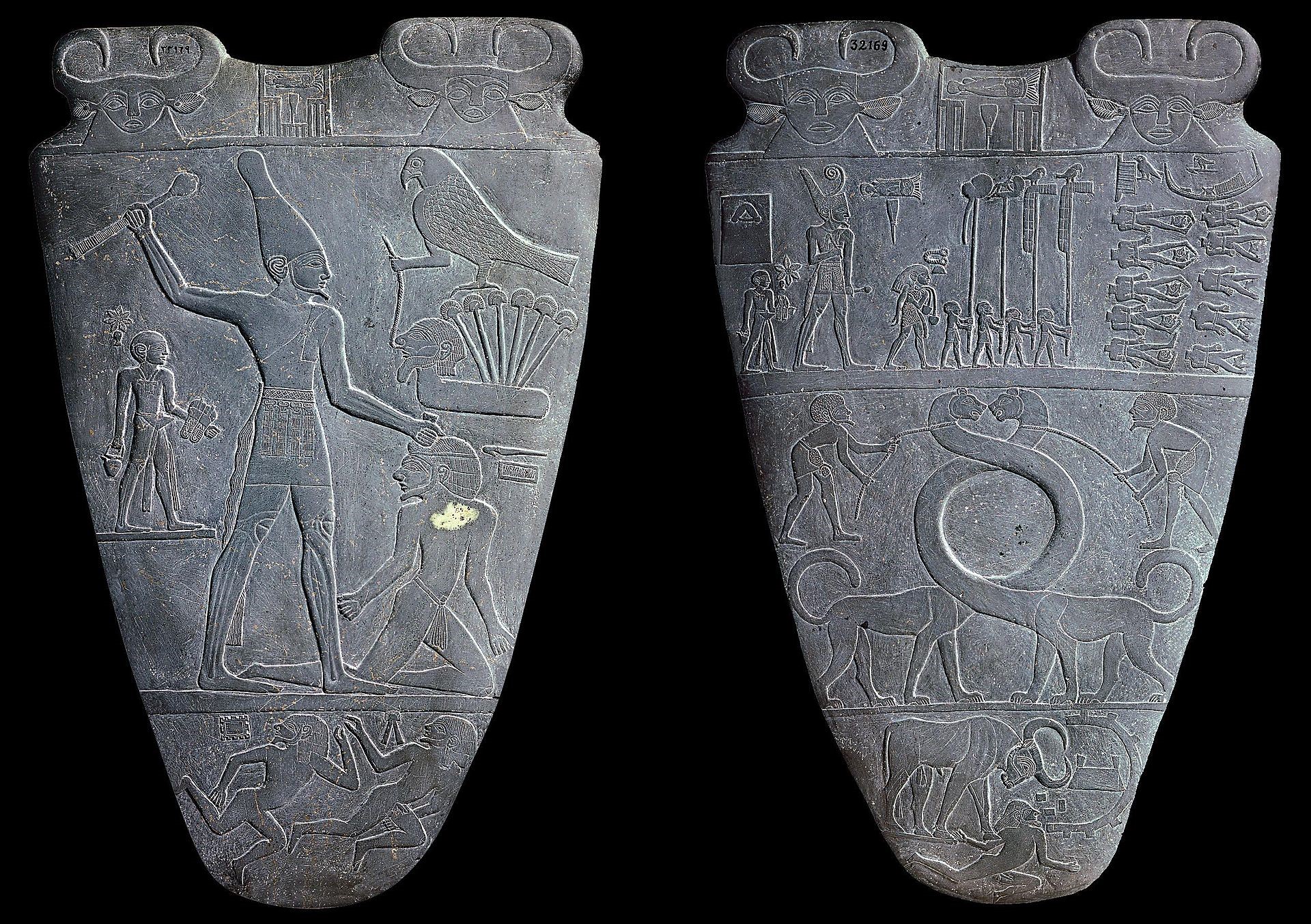  纳尔迈·帕莱特(Narmer Palette)提供了历史上已知的最早的国王描绘 之一，其展示着纳尔迈戴着上埃及的王冠，迫使下埃及人向他投降，手 里拿着狼牙棒的画面。早期王朝的国王并没有简单地继承现成的国家; 他们不得不通过武力结成一体。//图片来源：公共领域