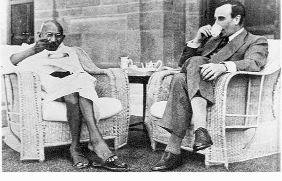 Gandhi and Mountbatten drink tea