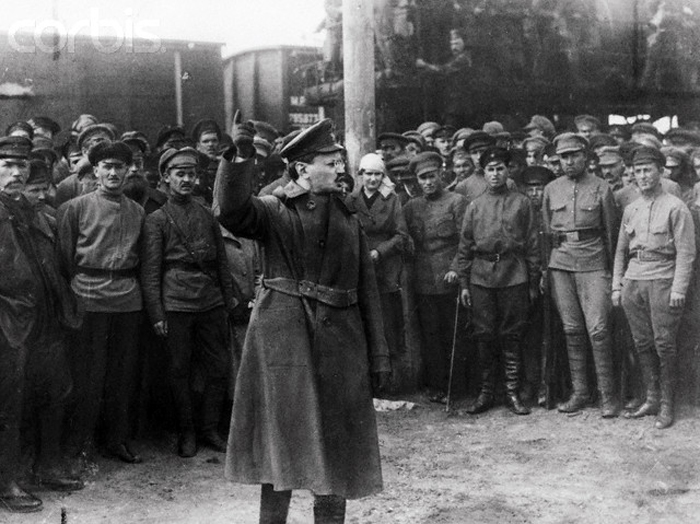 Trotsky con la guardia roja Image public domain
