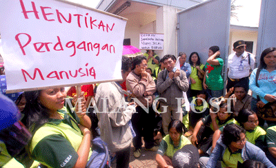 Hundreds of cigarette workers of PT Cakra Guna Cipta went on strike to demand that they be paid according to the new regional minimum wage set.
