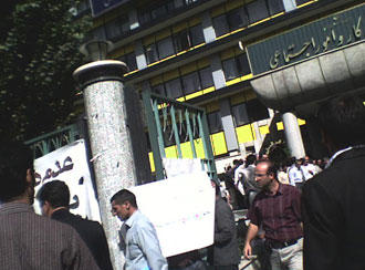 Hundreds of Alborz Lastic workers protest in front of the Labour Ministry