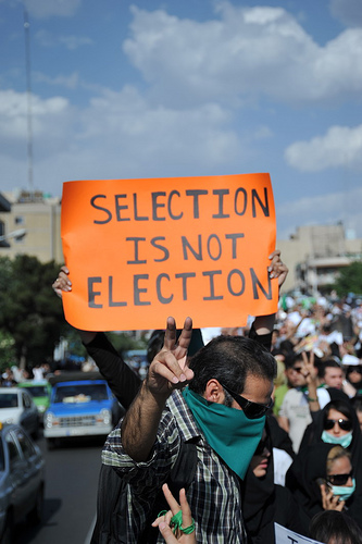 People called on “Reformist” candidates to “get back their votes”. Photo by Milad Avazbeigi.