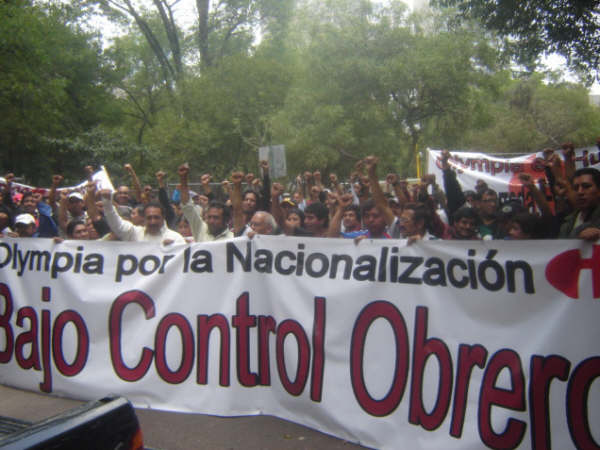 Trabajadores de Olympia de México marchan a Los Pinos