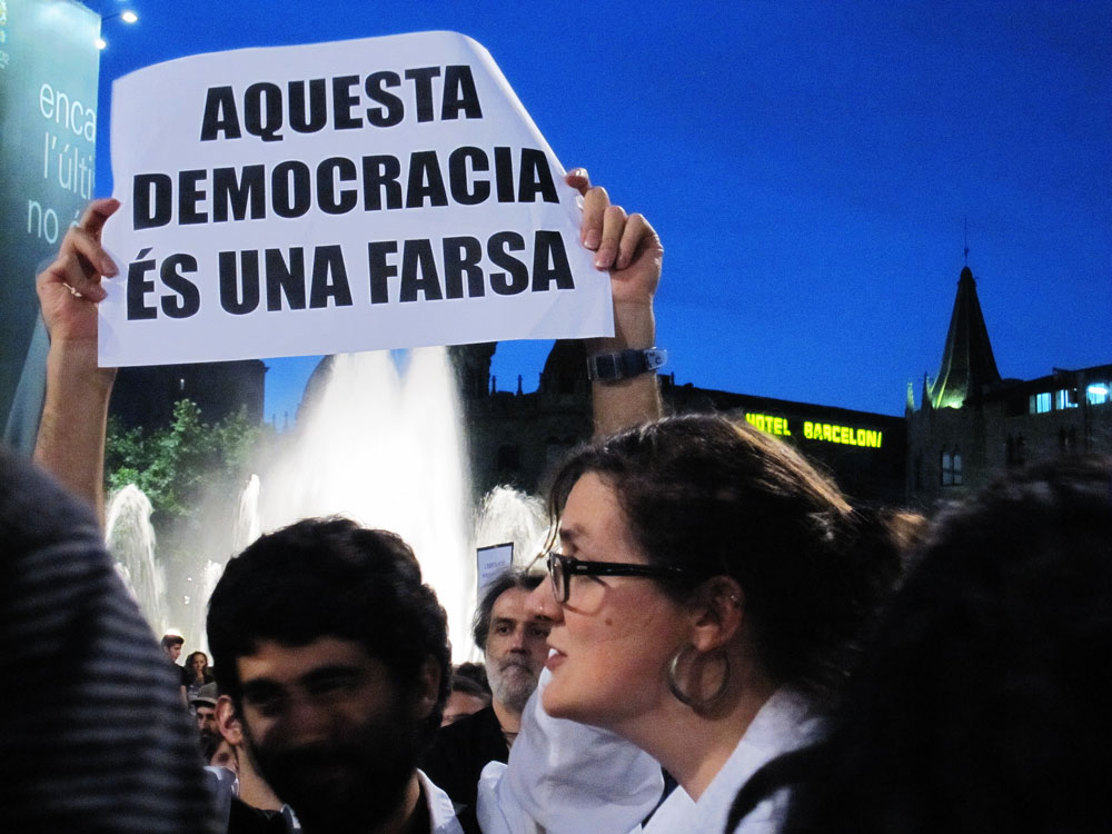 "This Democracy is a farse", Barcelona, May 19. Photo: Erzsebét