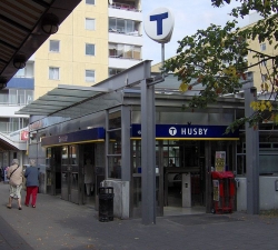 Husby tunnelbanestation ingång