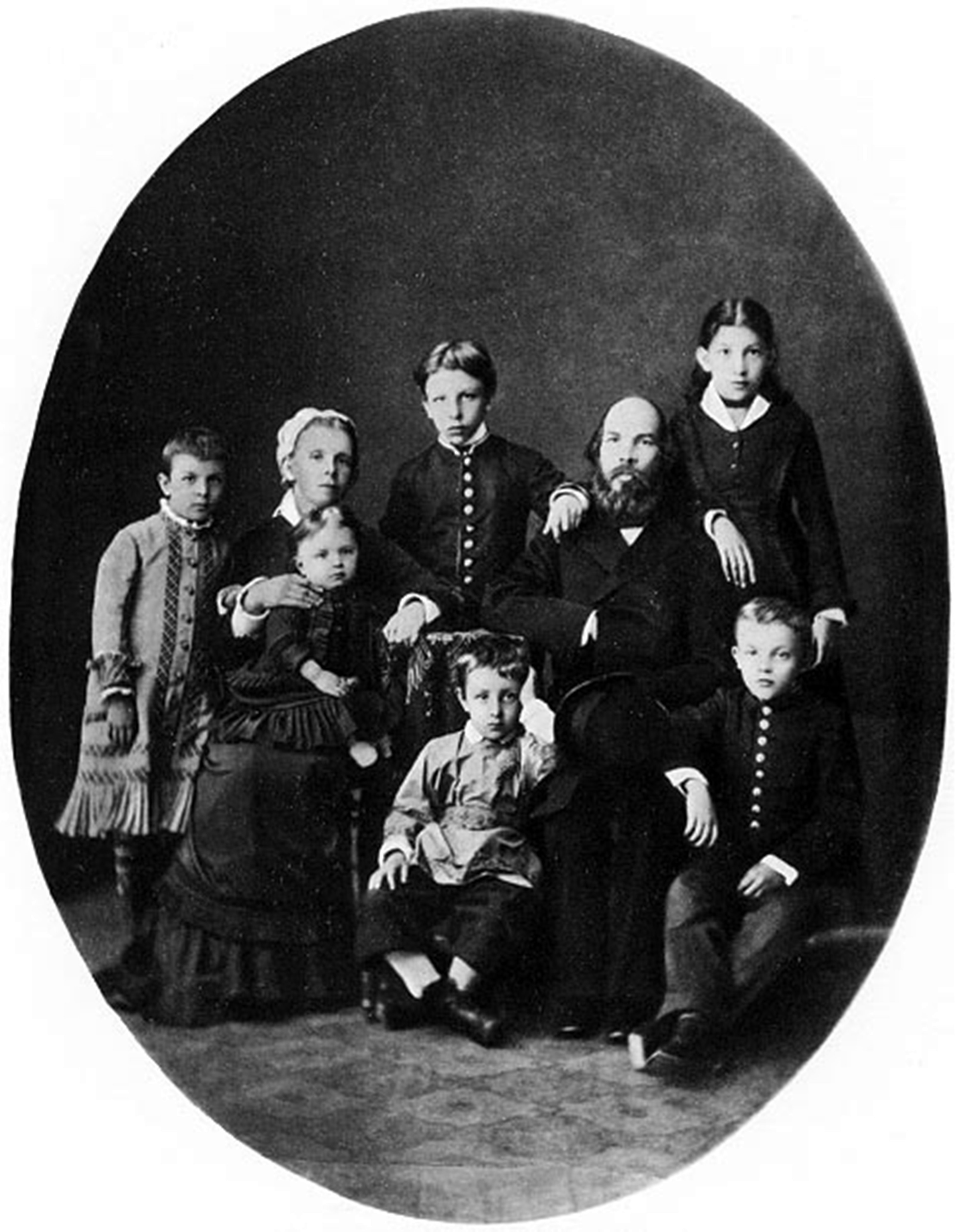 1879年，乌里扬诺夫家族。右边是弗拉基米尔·伊里奇(列宁)。