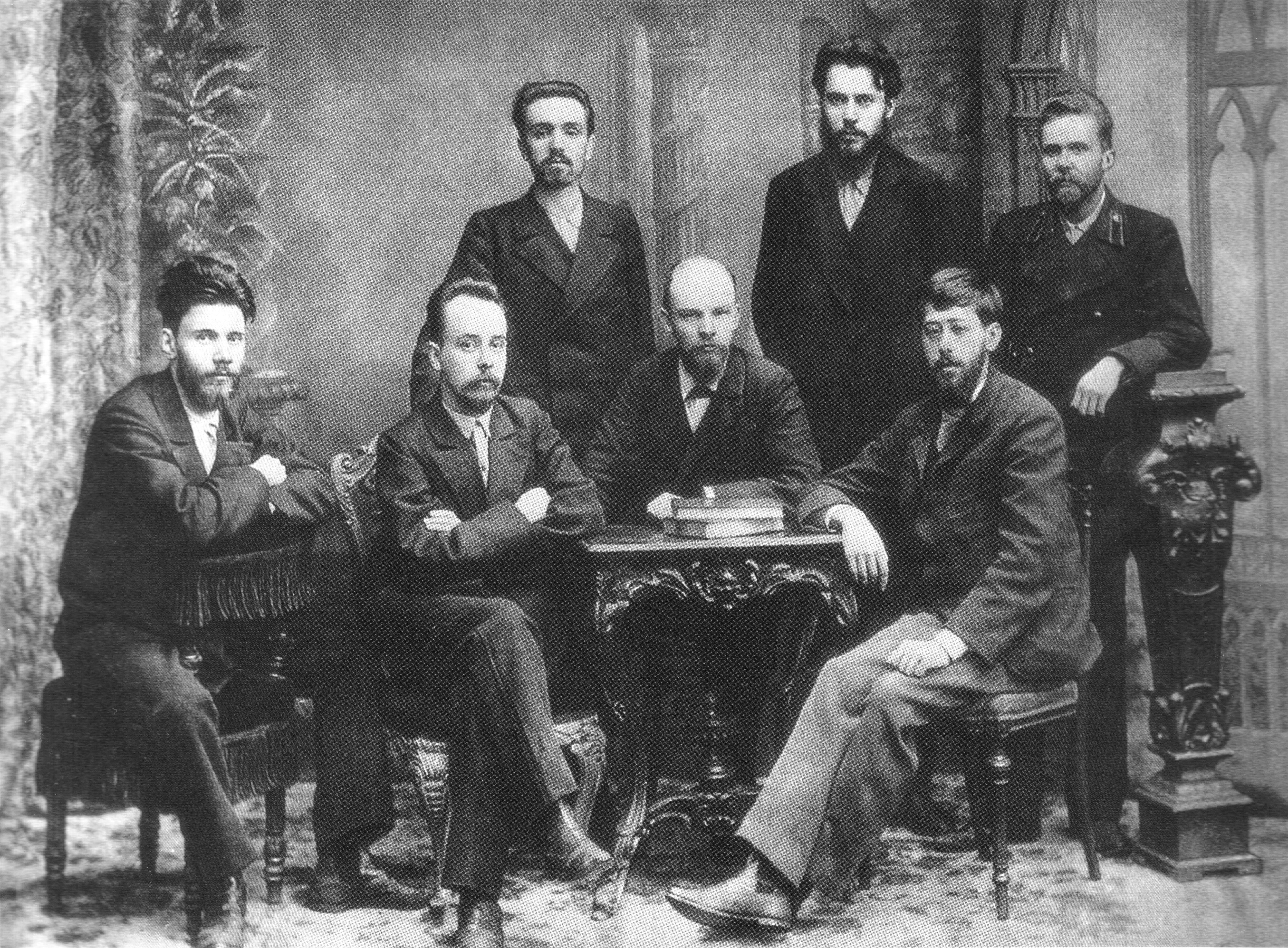 1897年，圣彼得堡的工人阶级解放斗争协会。马尔托夫坐在列宁的左边。