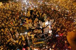 Benazir Bhutto regresó al país y se encontró con un movimiento de masas