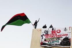 Pancarta en Benghazi contra intervención extranjera. Foto: Al Jazeera 