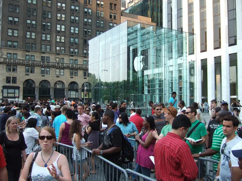 Line at Apple Store in NYC Image Rob DiCaterino