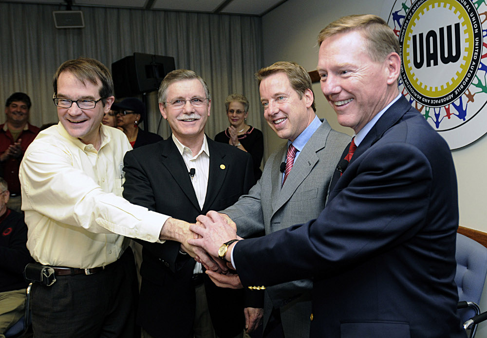 Bob King (far left) and Ron Gettelfinger (left) signing agreement with Ford management (right) in 2007. Photo: Ford Motor Cars