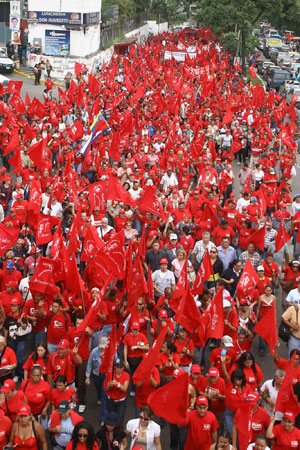 Miles de trabajadores, estudiantes y pobres el viernes se manifestaron ya en Los Teques en defensa de las misiones y contra los ataques contrarrevolucionarios (Photo: Winston Bravo, ABN)