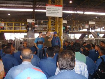 Comrades Leonardo Badell, Carlos Rodriguez and Patrick Larsen spoke in front of a morning assembly of 400 SIDOR workers.
