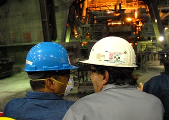 Members of CMR and FRETECO visited SIDOR, Venezuela's largest steel plant that has some 15.000 employees. Photo by Presidencia de la República del Ecuador.