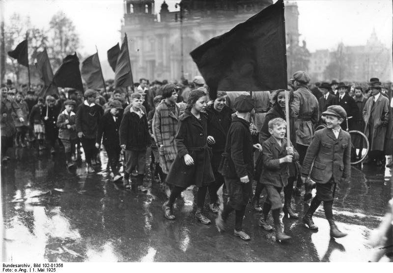 Bundesarchiv Bild 102 01356 Berlin Demonstration der kommunistischen Jugend Image public domain
