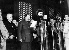En el 1 de octubre de 1949 Mao Tse-tung   proclamó la República Popular de China.