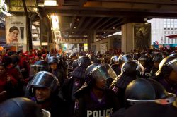 La policía rodea a los Camisas Rojas. Foto de null0.