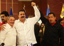 Mel Zelaya (middle) in a meeting with Raúl Castro and Hugo Chávez. Photo by ¡Que comunismo! on flickr.