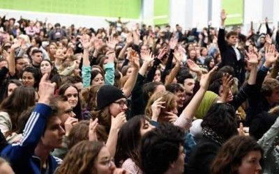 支持黃背心的激進決議案在法國各地的學生大會裡都被通過/圖片來源：南泰爾馬克思主義學會