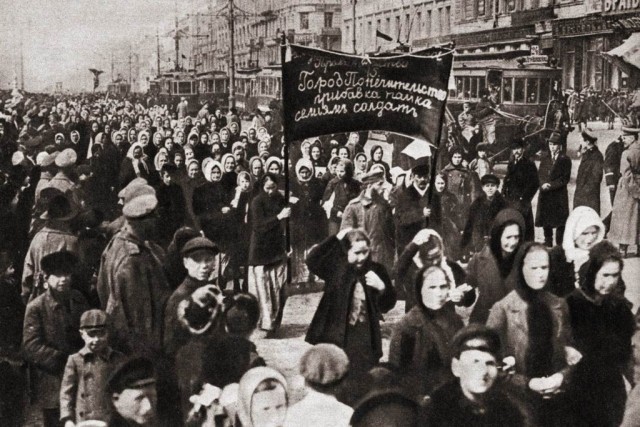 彼得格勒女紡織工人罷工。//圖片來源: 維基共享資源