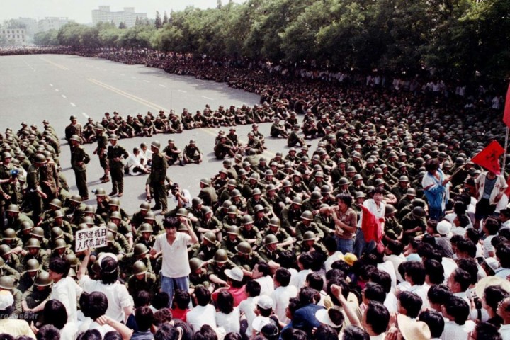 到1989年5月初至5月中旬，白天廣場上常常有多達30萬人，5月17日至18日有一百多萬人示威游行。