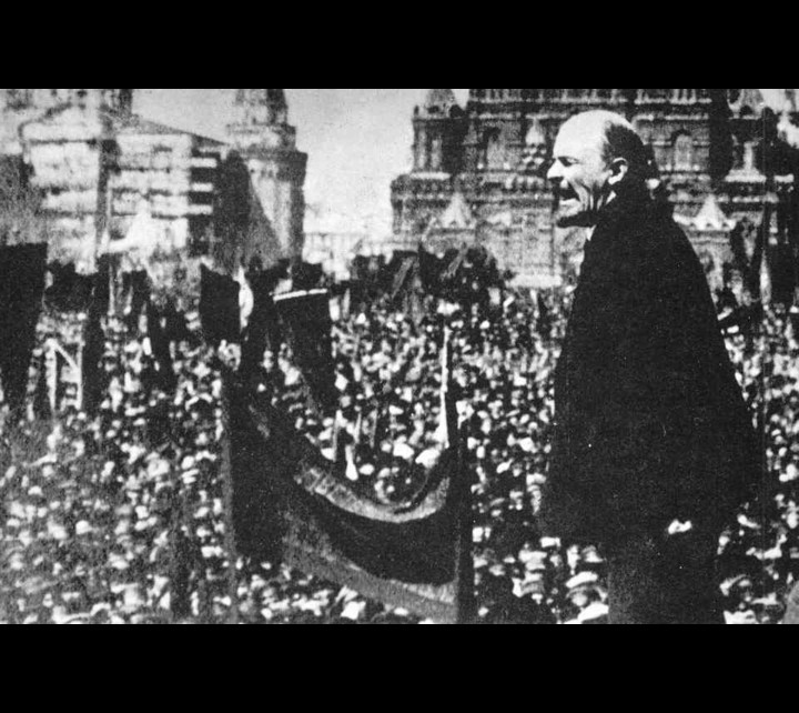 列寧在一世紀前就解釋到了群眾運動永遠不會是“純潔的”。工人運動必須要與群眾運動連結並將其引導至社會主義/圖片來源：公有領域