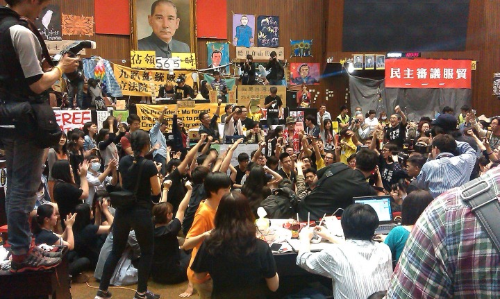 学生冲进并占领立法院。//图片来源：Jesse Steele，公共领域
