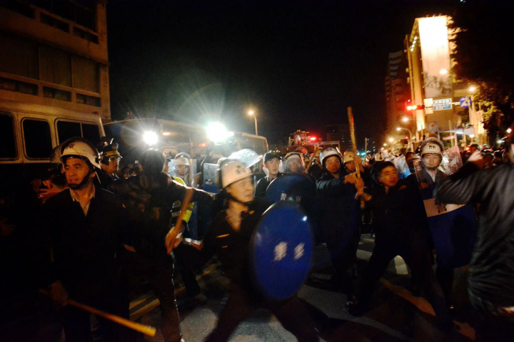 残酷的警察镇压并没有阻挡运动的上升。//图片来源：MrWiki321，公共领域