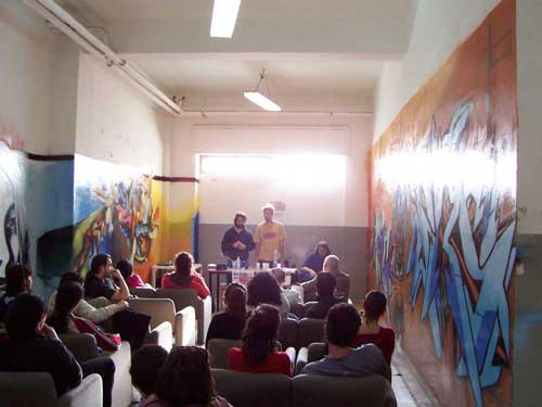 Jorge Martin hablando en el acto en Cosenza (11 de mayo 2004)
