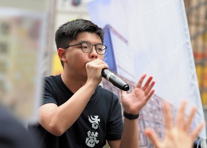 黄之锋等香港自由主义者开始将运动推向反动的仇中方向，同时呼吁西方列强支持。//图片来源：Etan Liam