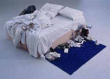 翠西-艾敏（Tracey Emin）的《我的床》（1997年）。//图片来源：公共领域