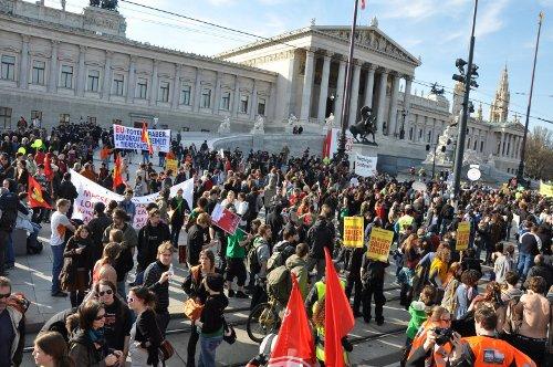 Austria: Spring awakening in Vienna – 15.000 march against the crisis