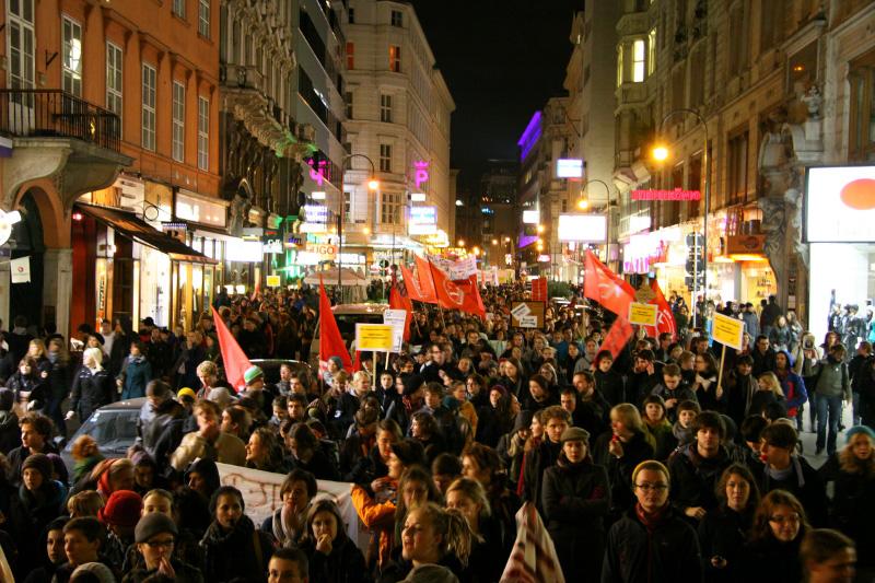 Demonstration on October 28 in Vienna. Photo by #unibrennt on flickr.