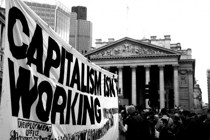 一切過去曾推動資本主義的因素都在為社會經濟災難鋪路。//圖片來源：英國《社會主義呼喚報》