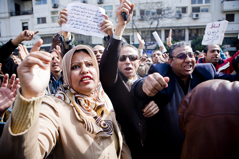 為了完成十年前由革命開啟的工作，從根本上改變埃及，為真正的文化變革奠定基礎，那些呼籲女性解放的人必須爭取社會中最強大的力量——失去他們社會就無法運轉的男女工人。//圖片來源Hossam el-Hamalawy, Flickr