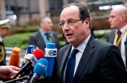 Hollande with microphones-European Council
