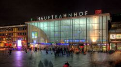 Köln Hauptbahnhof - Empfangsgebäude bei Nacht 8111-13