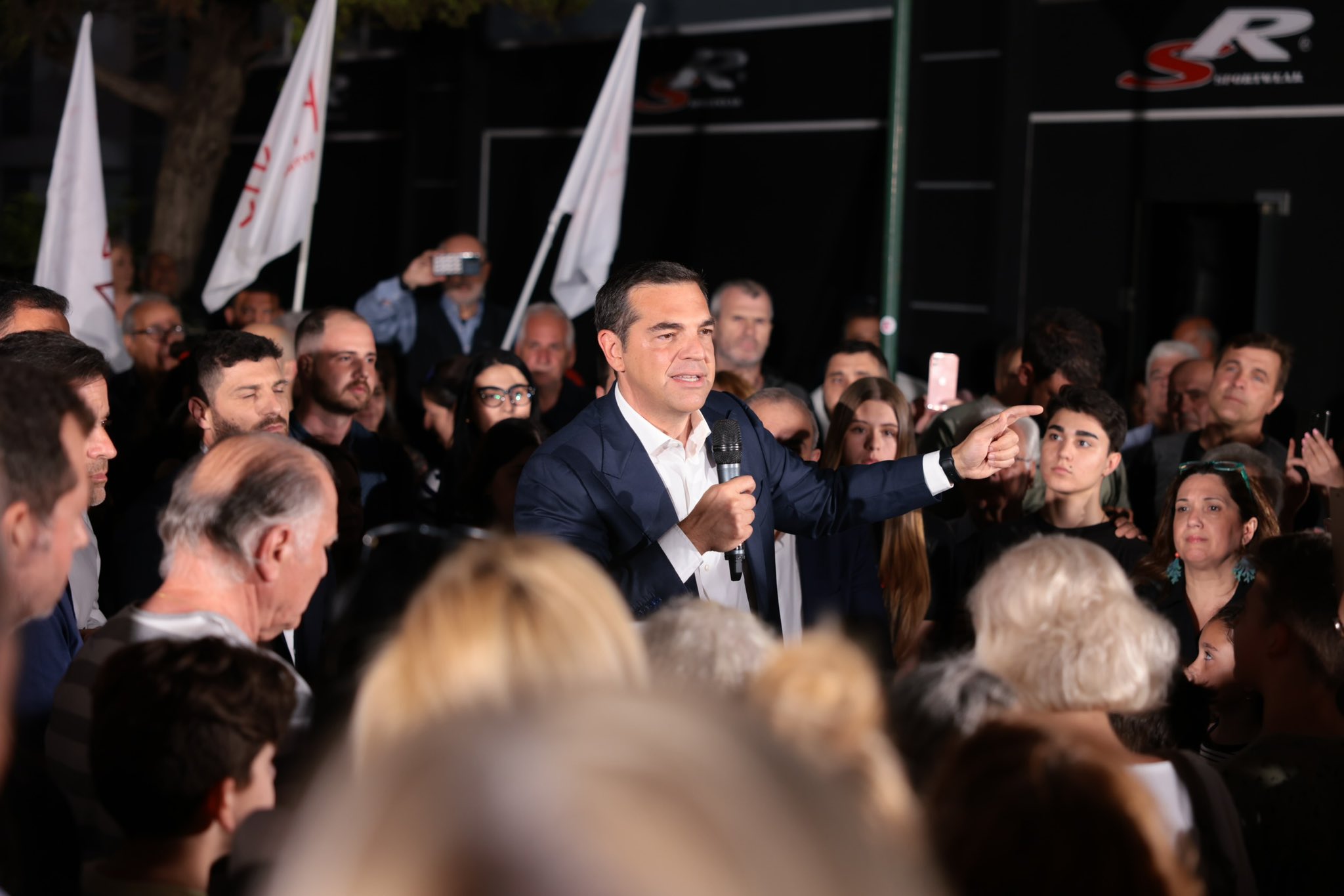 齐普拉斯命令把整个竞选活动的唯一焦点放在作为“克里斯玛型领袖”的自己上。//图片来源：Alexis Tsipras, Twitter