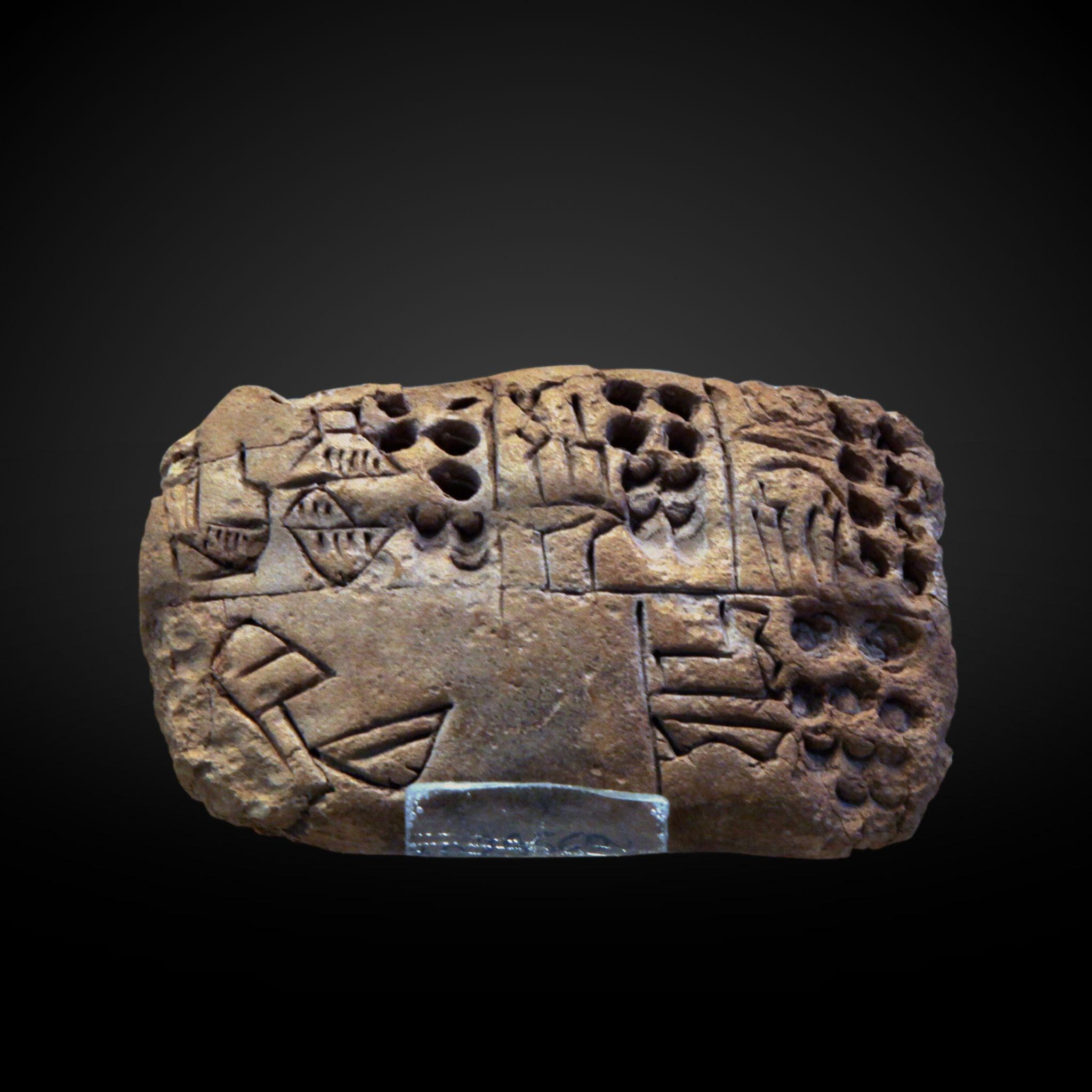 这是一块乌鲁克楔形文字碑。在其左下方可以看到「吃」的符号，是一个头和一个 斜边碗的组合。//图片来源：Rama