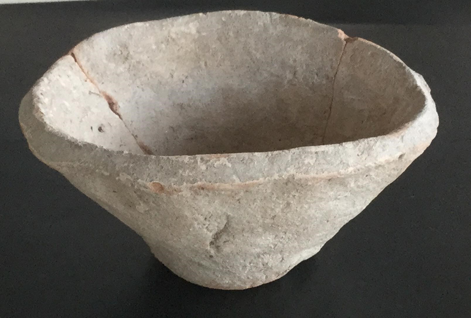 与中精心制作的碗和花瓶相比，乌鲁克最常见 的陶瓷制品是粗糙的「斜边碗」。但其并不像 它看起来的那样是退步了。乌鲁克繁荣昌盛， 它的陶工正忙于创造历史上第一个批量生产的 物品。//图片来源：Schauschgamuwa