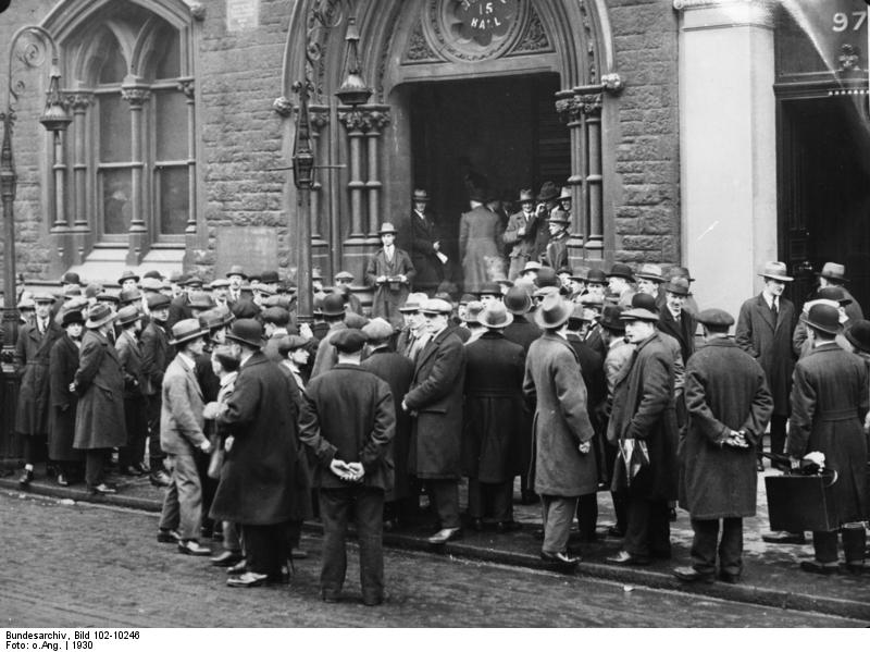Unemployed workers in Britain queuing up outside a union buildning. From Bundesarchiv.