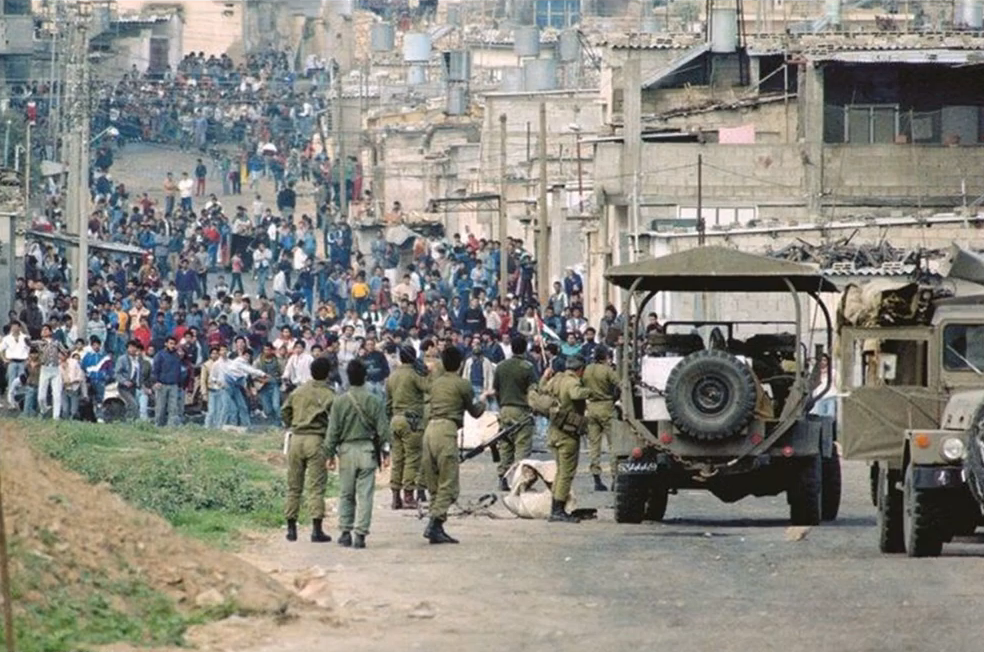 First Intifada crowd with soldiers Image Wiki4All Wikimedia Commons
