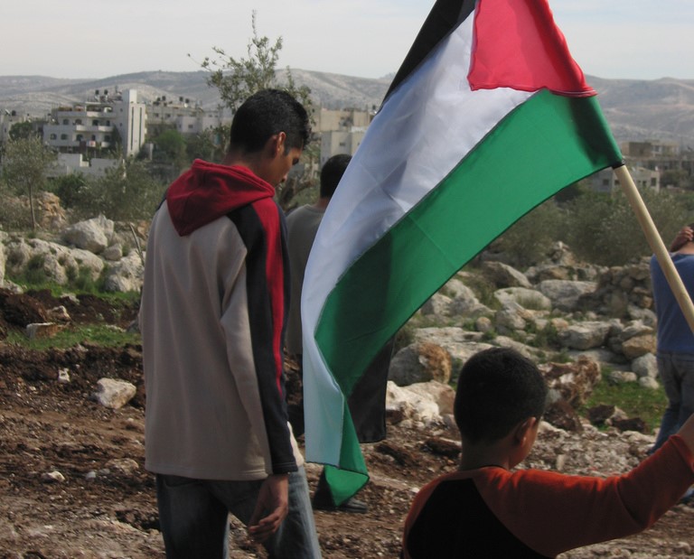 对于希望与强大的以色列国作战的巴勒斯坦青年斗士来说，哈马斯的火箭弹似乎提供了某种答案。//图片来源：Whewes, 维基共享资源