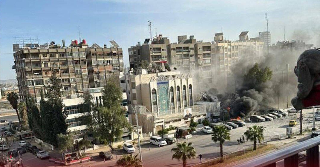燃烧的伊朗驻大马士革领事馆大楼的图片。如若对此次袭击无反应，伊朗政权将会蒙羞。但是，伊朗丢不起这个脸。//图片来源：Rajanews