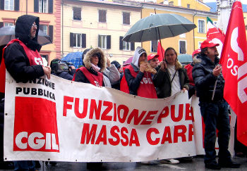 The CGIL is under threat from the Berlusconi government and the employers and has been trying to react by calling mobilisations. Photo by rete studenti massa on Flickr.